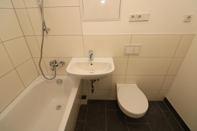 In meiner Badewanne bin ich der Kapitän...neu sanierte 3-RW mit Wanne & Balkon!!! - Bad mit Wanne