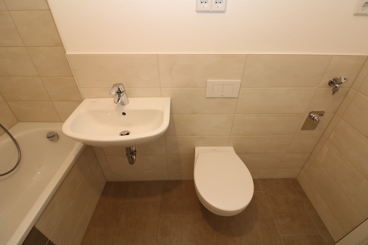 Märchenhaftes Wohnen…3-RW mit Wanne u. Balkon in Top-Lage!!! - Bad mit Wanne