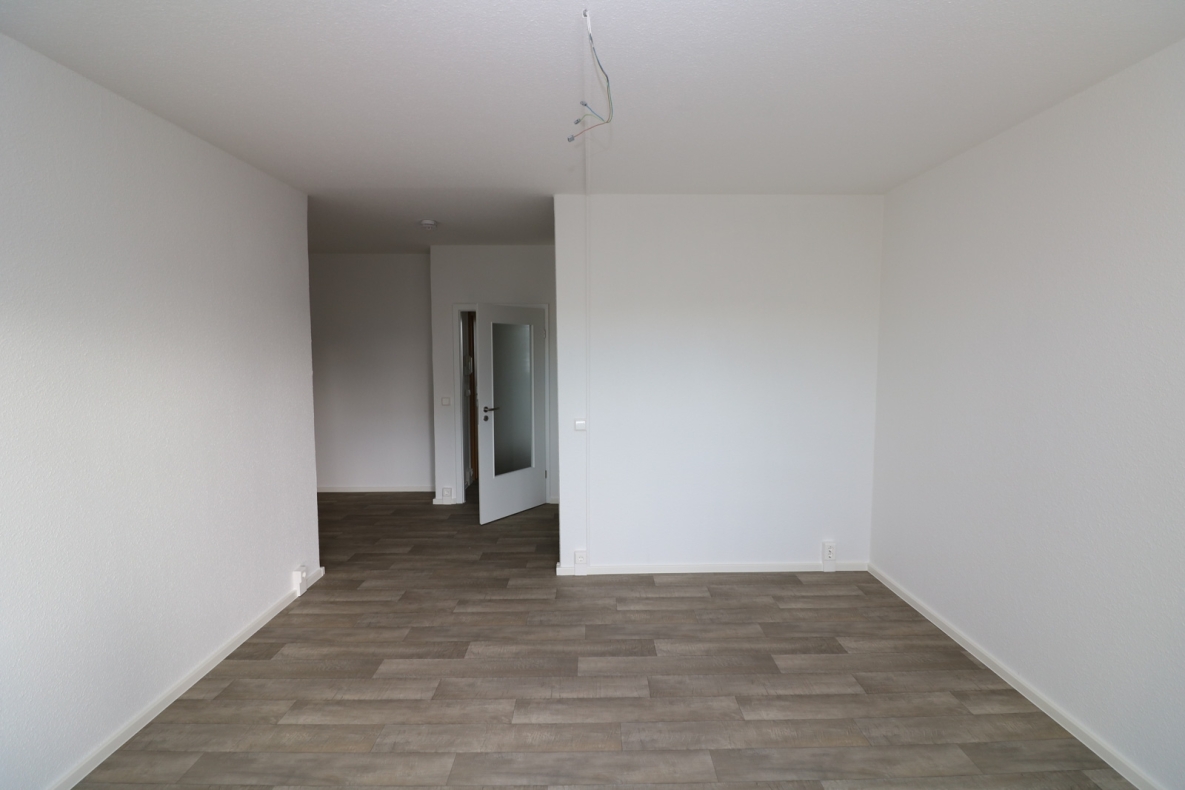 Liebe auf den ersten Blick...sanierte 3-RW mit Dusche u. Balkon!!! - Wohnzimmer