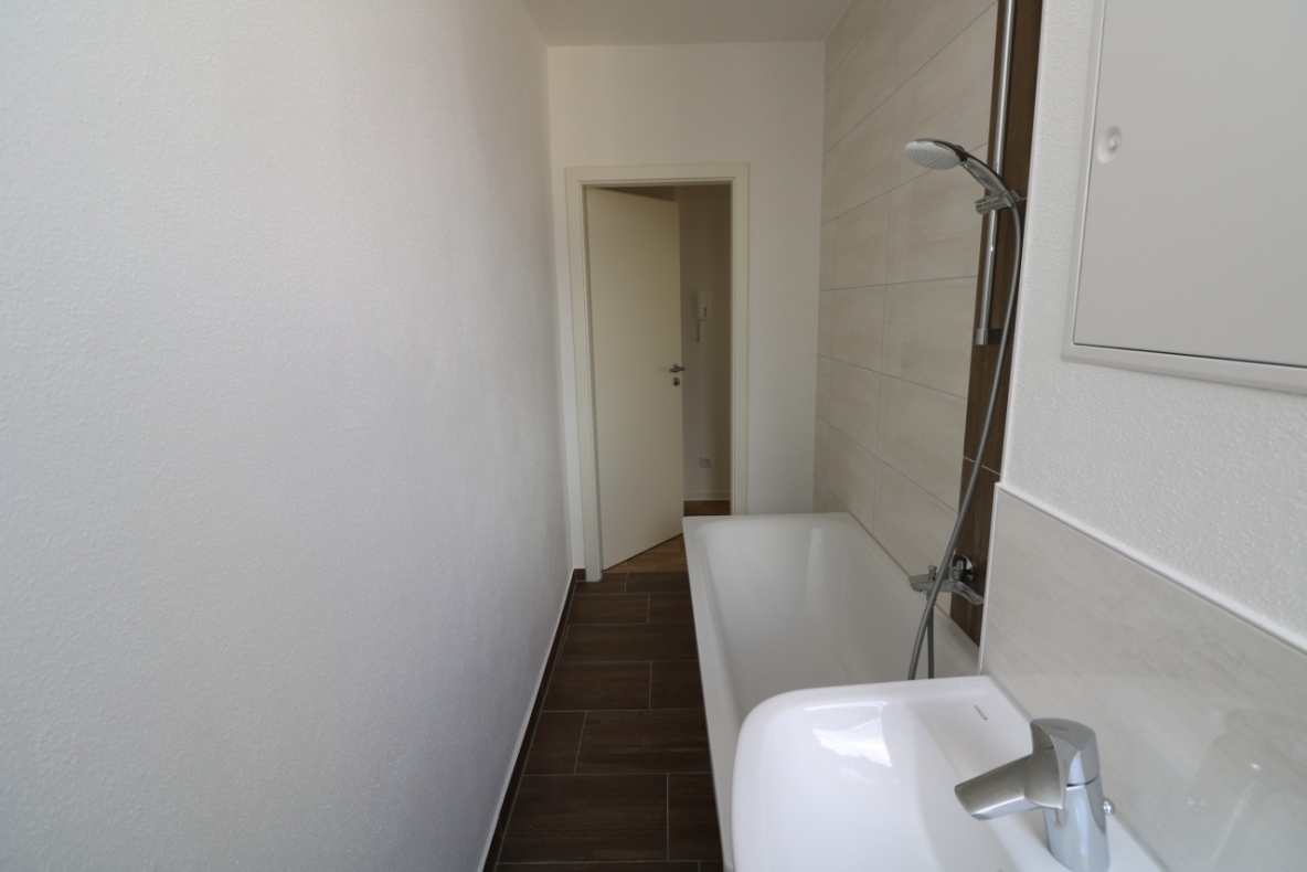 Auch für Nichtschwimmer geeignet...3-RW mit modernem Wannenbad! - Bad mit Wanne