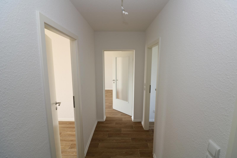 Verdammt ich lieb dich…neu sanierte 3-RW mit Wanne & Balkon!!! - Beispiel Flur