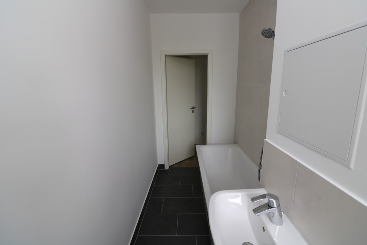 Verdammt ich lieb dich…neu sanierte 3-RW mit Wanne & Balkon!!! - Bad mit Wanne