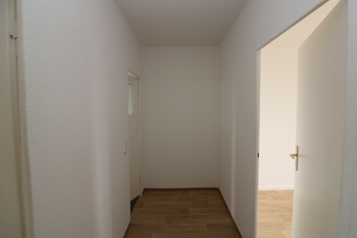 Ab jetzt müssen die Eltern allein klar kommen - 1RW mit Badewanne - Beispiel Flur