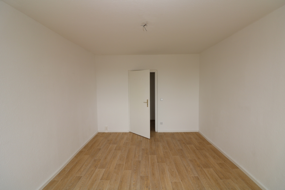 Ab jetzt müssen die Eltern allein klar kommen - 1RW mit Badewanne - Beispiel Wohnbereich