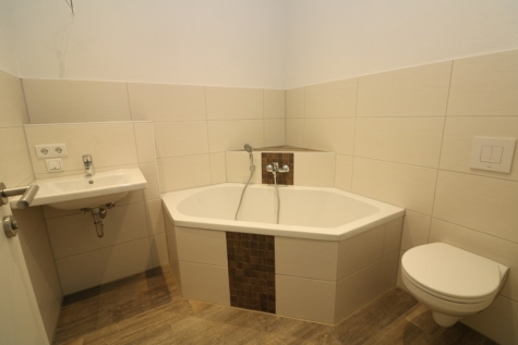 XXL Hoch drei…Etagen-Wohnung mit Wanne, Dusche & Balkon!!!!, 09599 Freiberg, Johanna-Römer-Straße 5