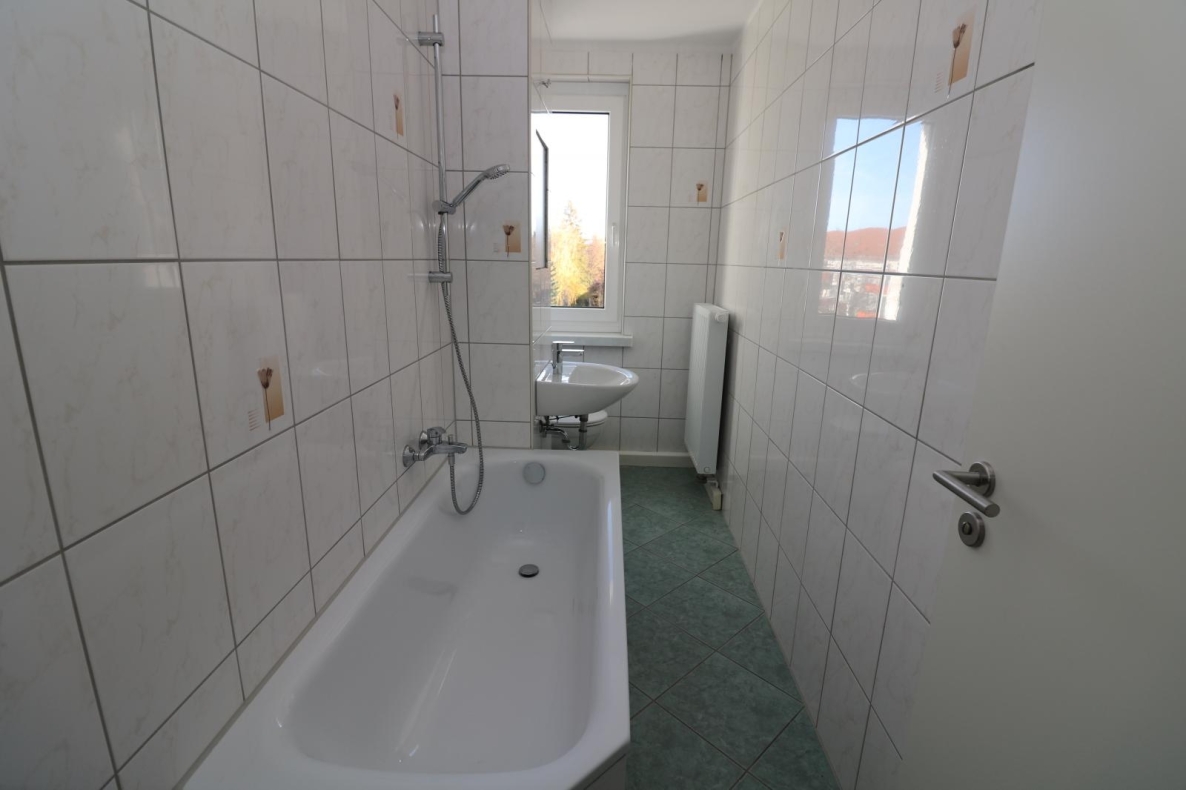 Auf Wolke 7…günstige 3-RW mit Wanne u. Balkon!!! - Bad mit Wanne