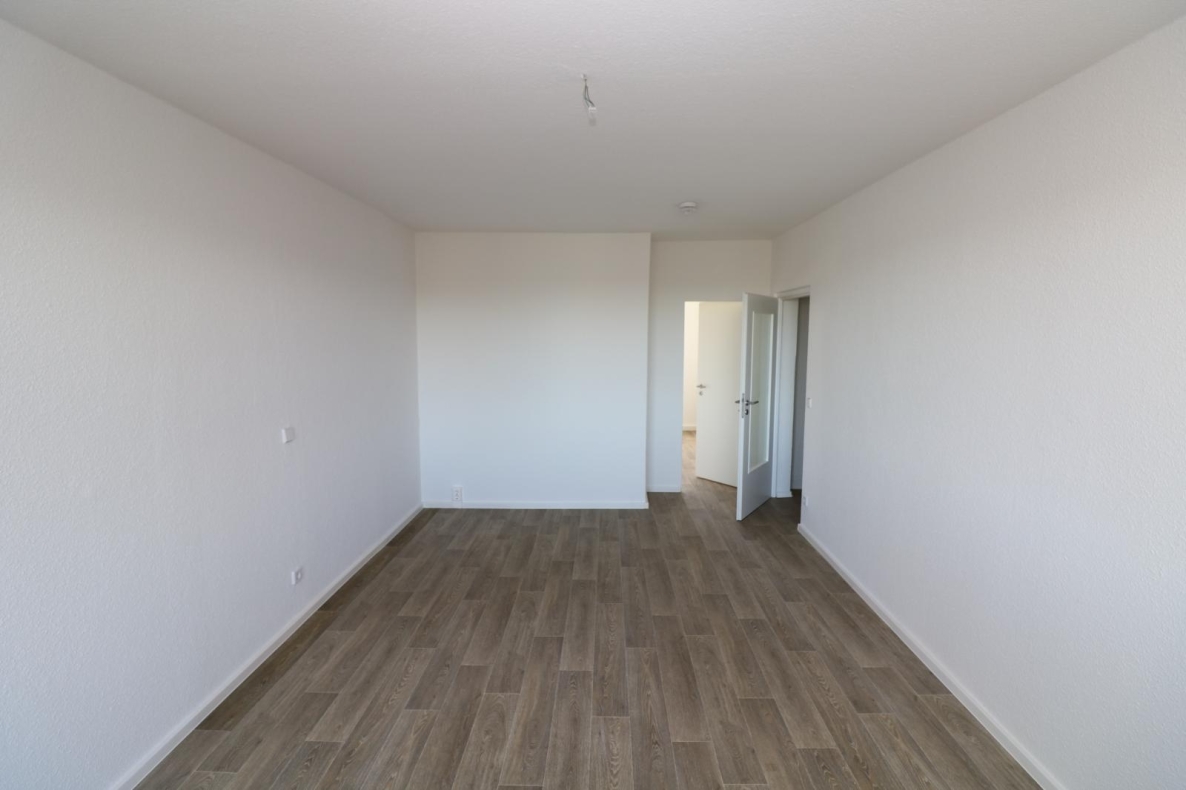 Auf Wolke 7…günstige 3-RW mit Wanne u. Balkon!!! - Wohnzimmer