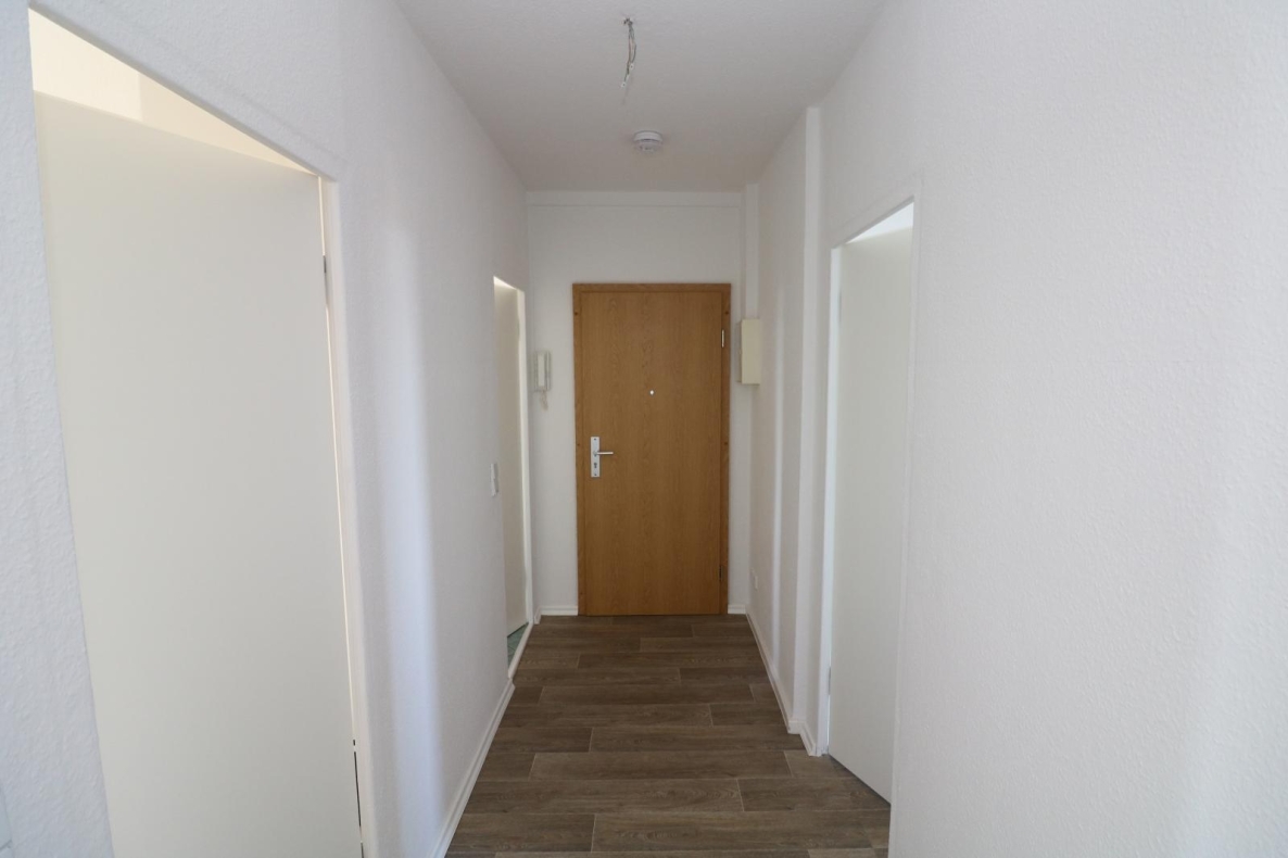 Auf Wolke 7…günstige 3-RW mit Wanne u. Balkon!!! - Flur