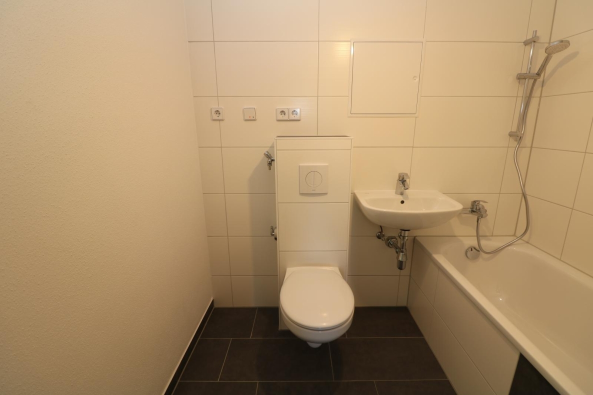 Trauen Sie Ihren Augen...große 3-RW mit Aufzug, Wanne u. Balkon!!! - Bad mit Wanne