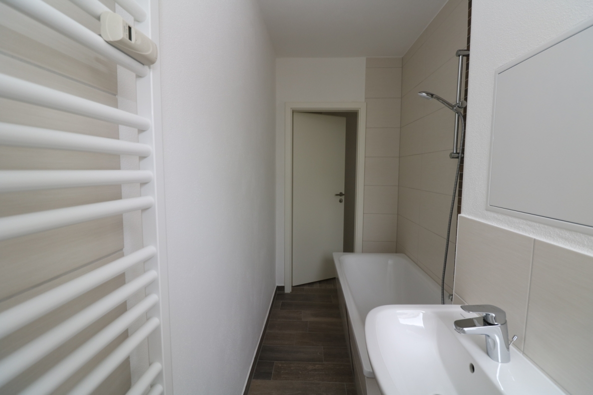 Familienträume XXL...große 4-RW mit 2 Badezimmern, Wanne u. Dusche!!! - Beispiel Bad mit Wanne