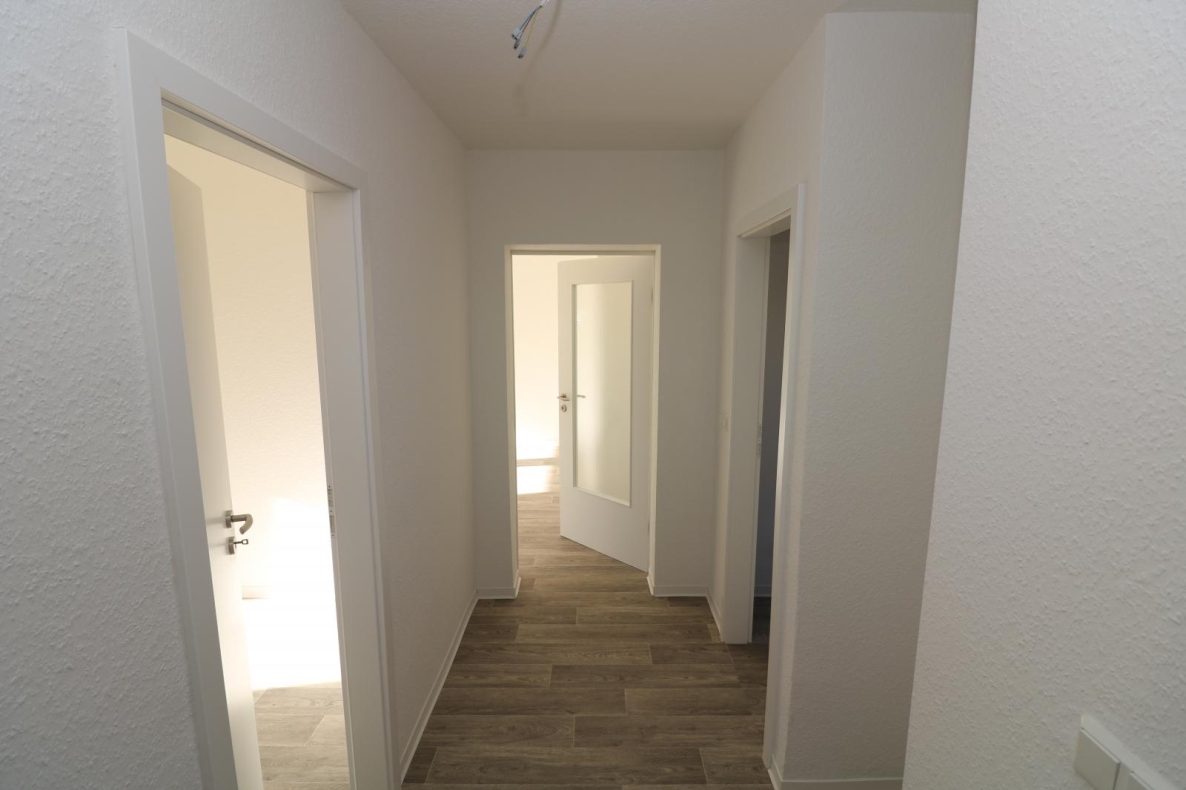 Schaumparty im modernen Wannenbad...helle 3-RW mit Wanne u. Balkon!!! - Flur