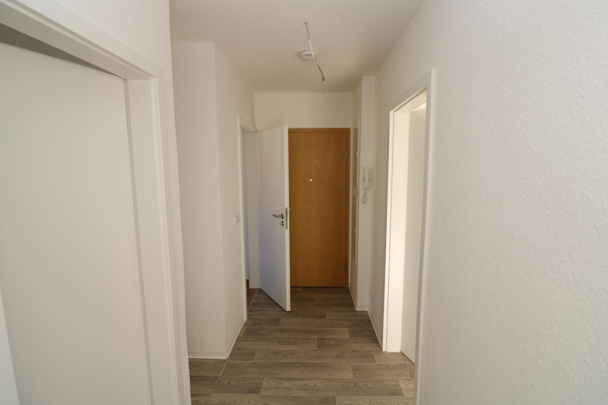 Schaumparty im modernen Wannenbad...helle 3-RW mit Wanne u. Balkon!!! - Flur