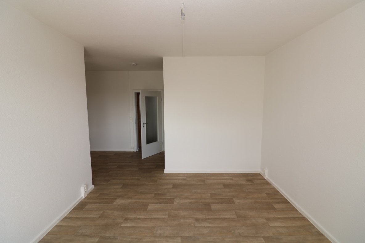 Mitten im Paradies…moderne 3-RW mit Wanne & Balkon!!! - Wohnzimmer