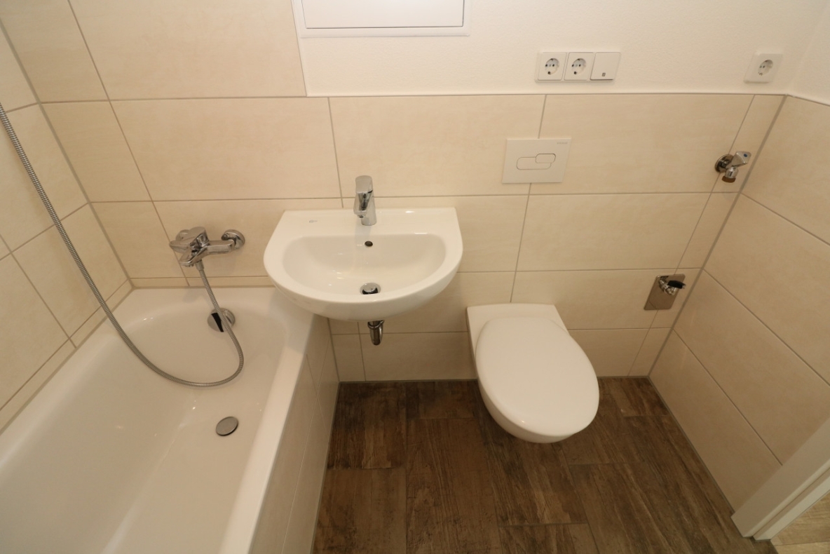 Mitten im Paradies…moderne 3-RW mit Wanne & Balkon!!! - Bad mit Wanne