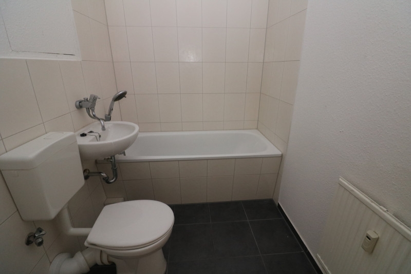 Wer Platz sucht, wird hier fündig! - 4RW im 1.OG mit Badewanne und Balkon - Beispiel Bad mit Wanne