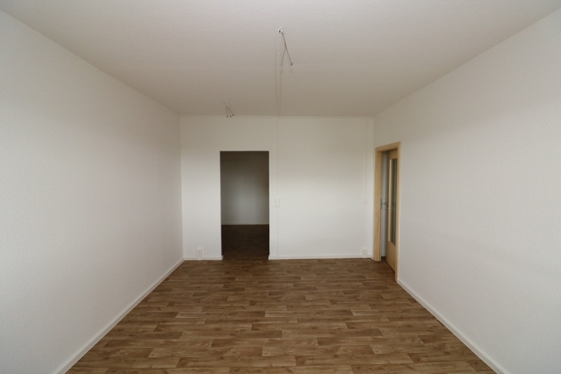 Wer Platz sucht, wird hier fündig! - 4RW im 1.OG mit Badewanne und Balkon - Beispiel Wohnzimmer