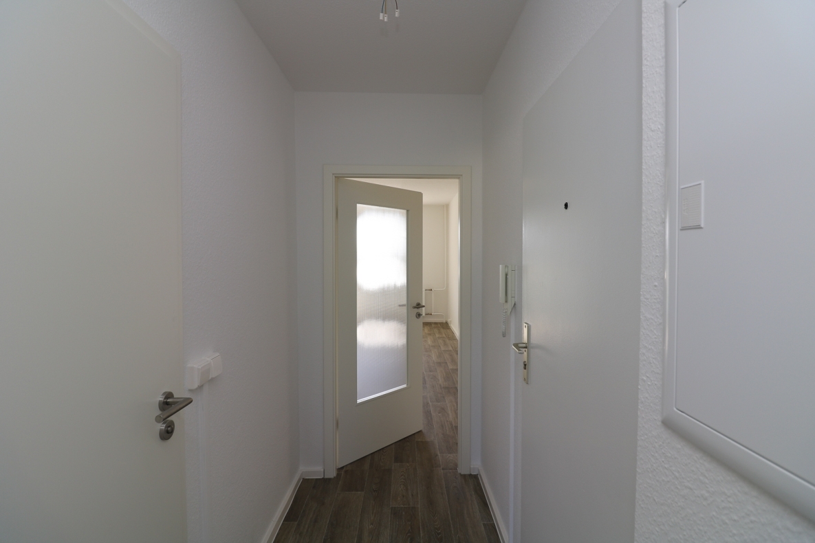 Die heißen Tage können kommen...3-RW mit Dusche u. Balkon! - Flur