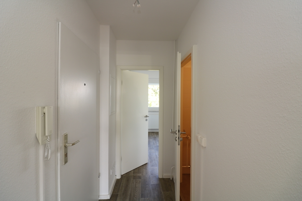 Die heißen Tage können kommen...3-RW mit Dusche u. Balkon! - Flur