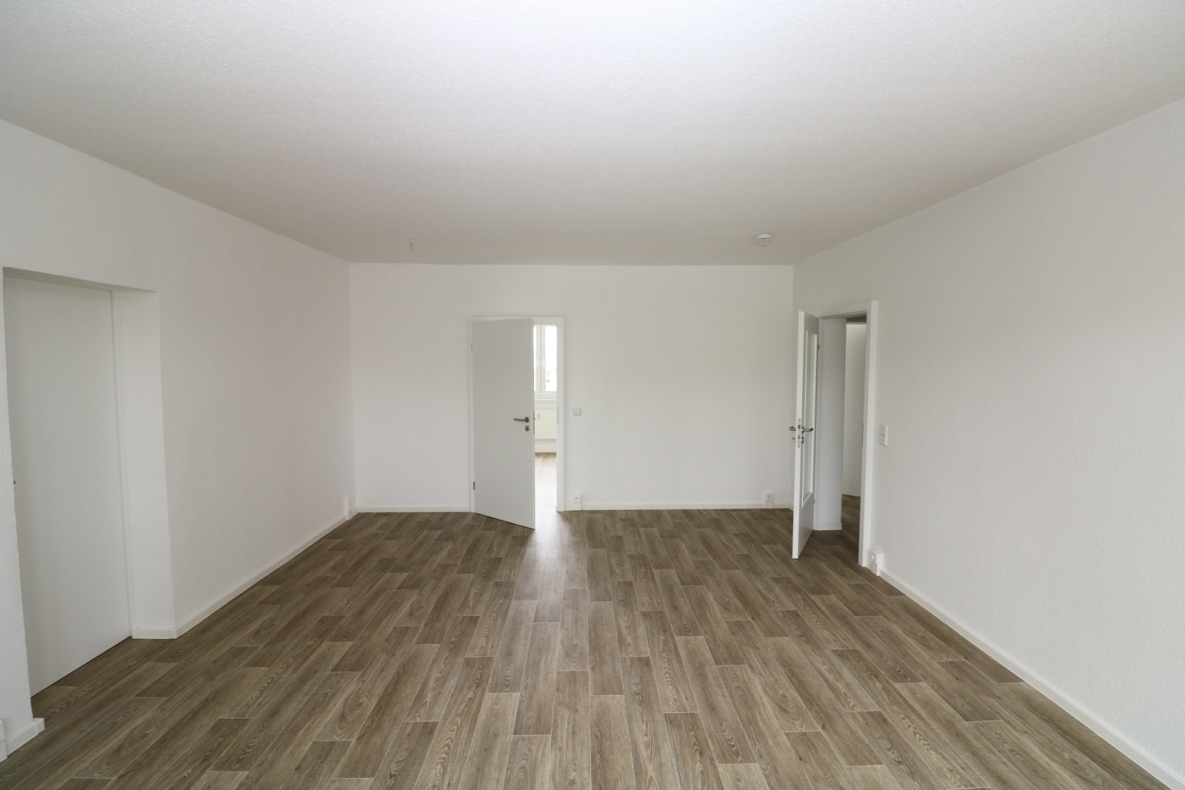 Platz für die ganze Familie...große 4-RW mit Wanne u. Balkon!!! - Wohnzimmer