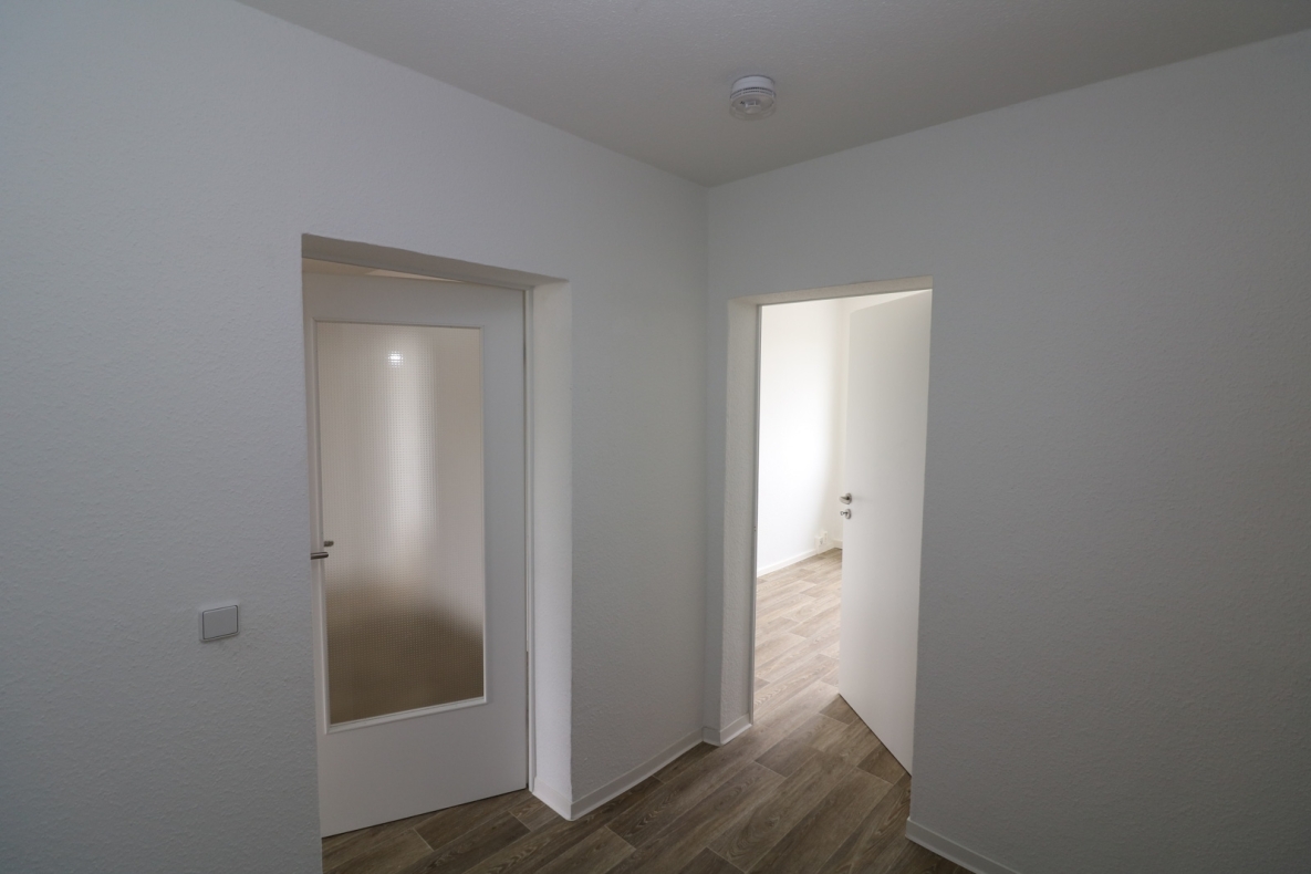 Platz für die ganze Familie...große 4-RW mit Wanne u. Balkon!!! - Flur