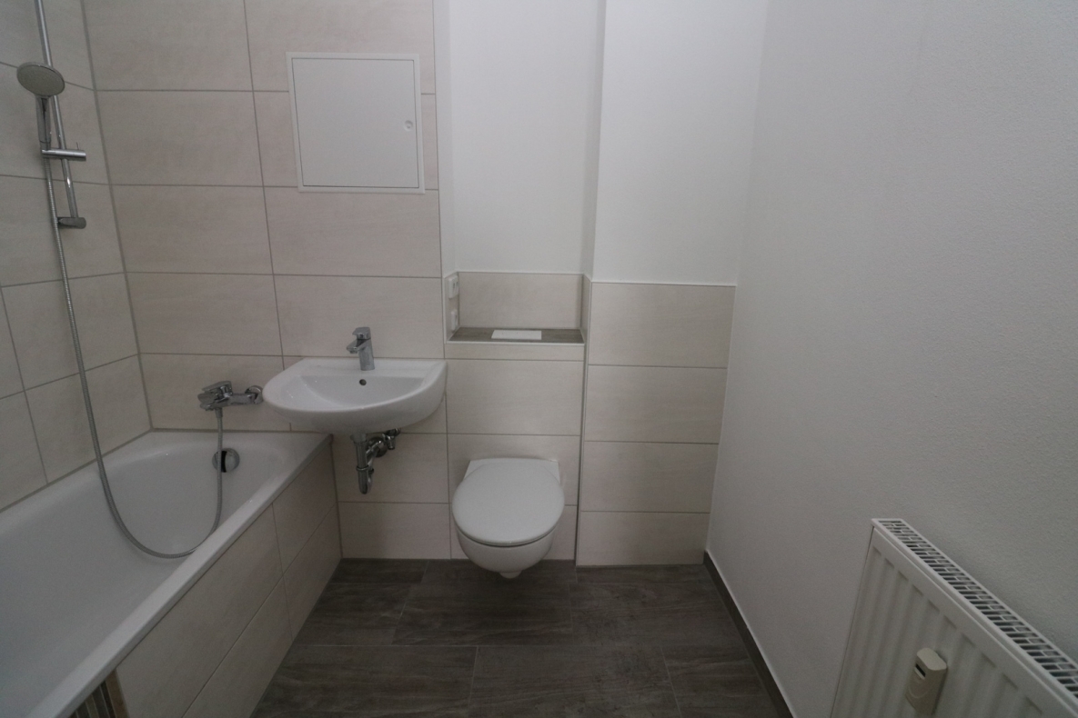 Platz für die ganze Familie...große 4-RW mit Wanne u. Balkon!!! - Bad mit Wanne