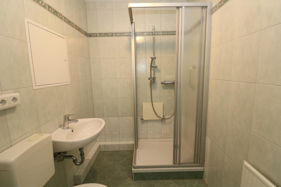 Schachmatt für hohe Mieten…große 3-RW mit Dusche u. Balkon!!! - Bad mit Dusche
