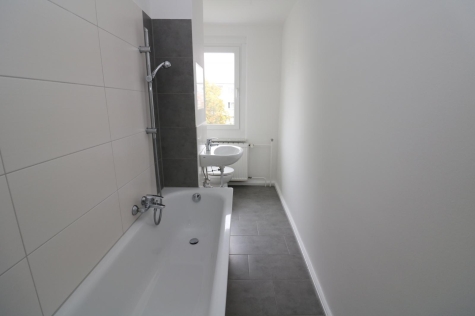 Auf die Plätze…fertig…mieten!!! Große 3-RW mit Wanne u. Balkon…, 09599 Freiberg, Tschaikowskistraße 95
