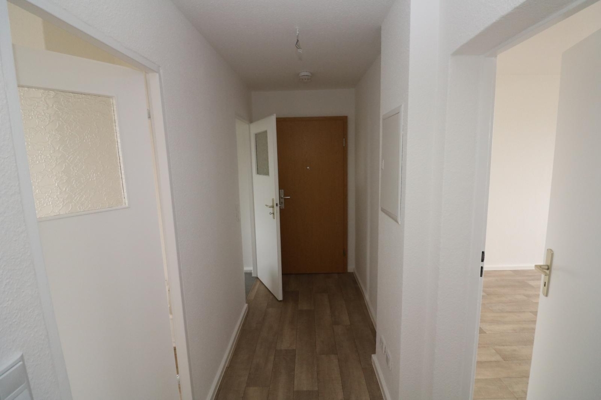 Auf die Plätze…fertig…mieten!!! Große 3-RW mit Wanne u. Balkon... - Flur