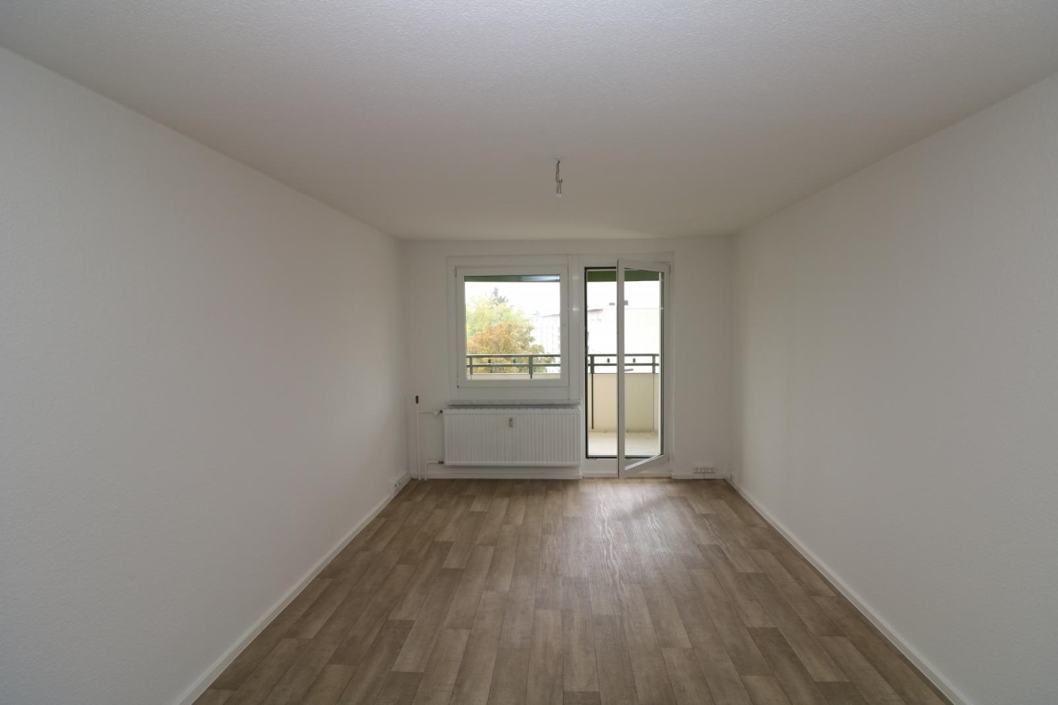 Auf die Plätze…fertig…mieten!!! Große 3-RW mit Wanne u. Balkon... - Wohnzimmer