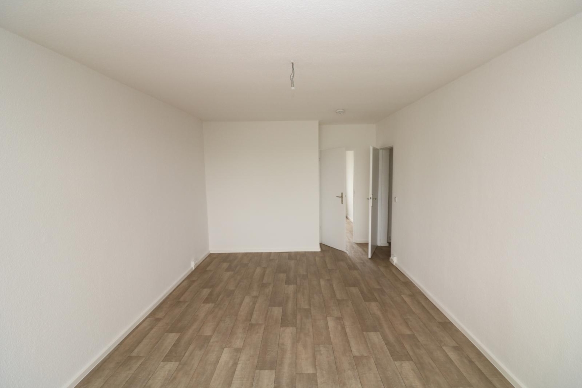 Auf die Plätze…fertig…mieten!!! Große 3-RW mit Wanne u. Balkon... - Wohnzimmer