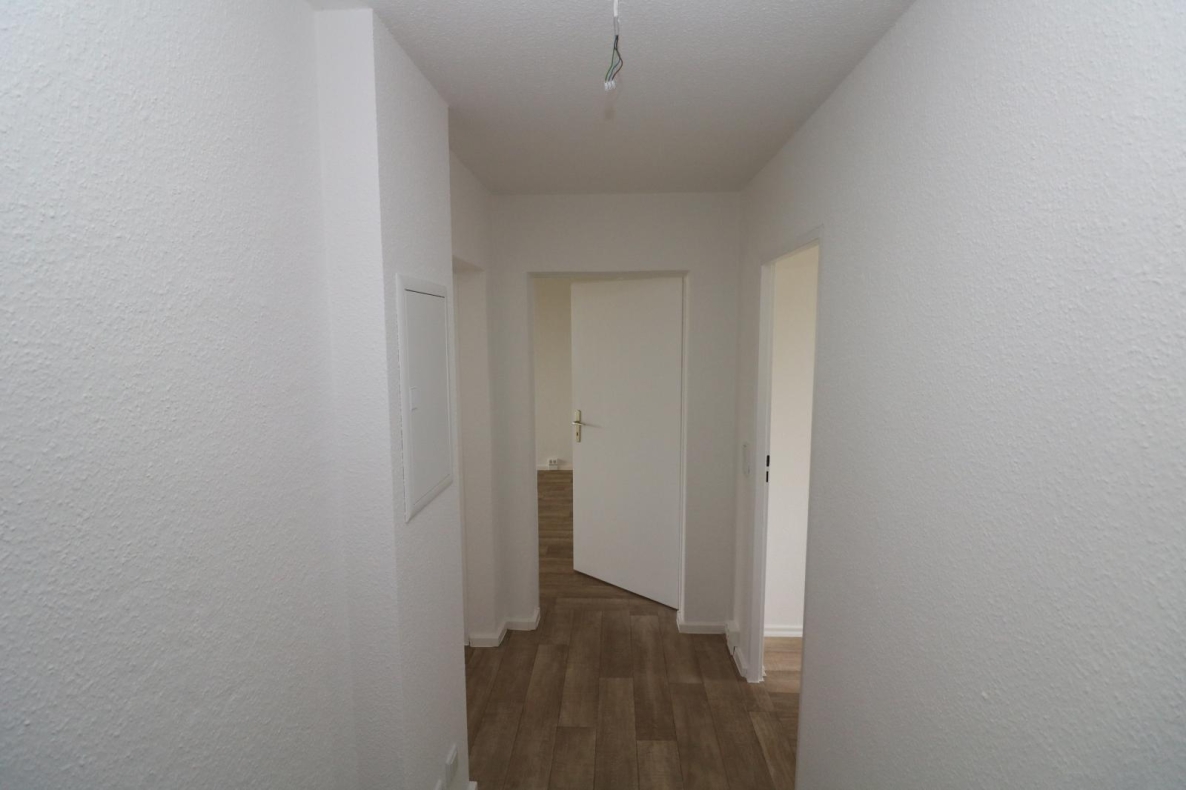 Auf die Plätze…fertig…mieten!!! Große 3-RW mit Wanne u. Balkon... - Flur