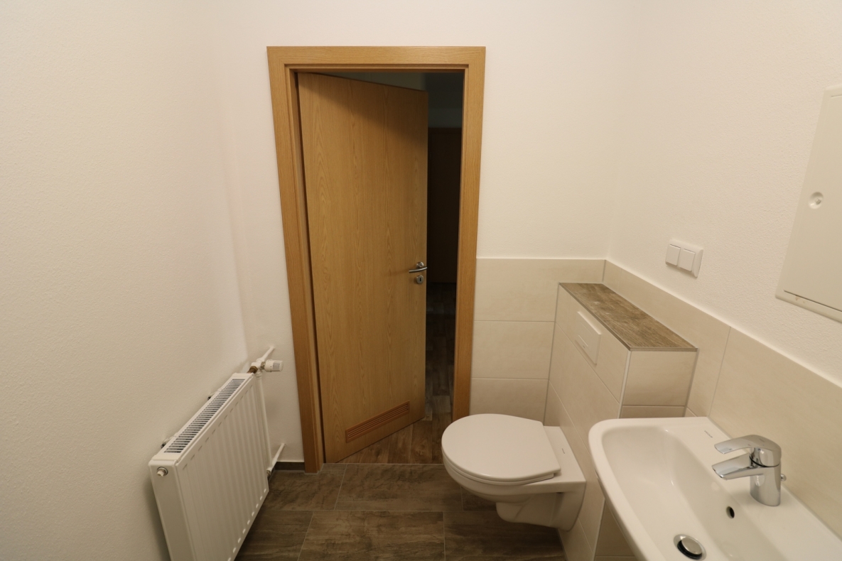 Flugzeuge im Bauch - 4-Raum-Familienwohnung mit Einbauküche und Balkon - Bad mit Wanne