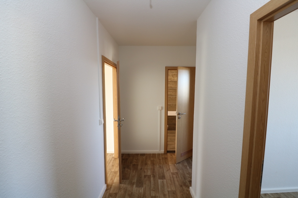 Flugzeuge im Bauch - 4-Raum-Familienwohnung mit Einbauküche und Balkon - Flur