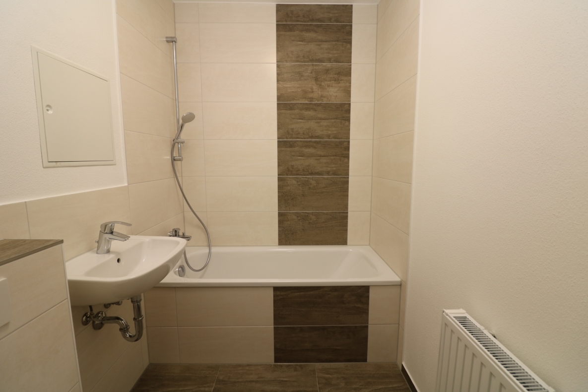 Flugzeuge im Bauch - 4-Raum-Familienwohnung mit Einbauküche und Balkon - Bad mit Wanne