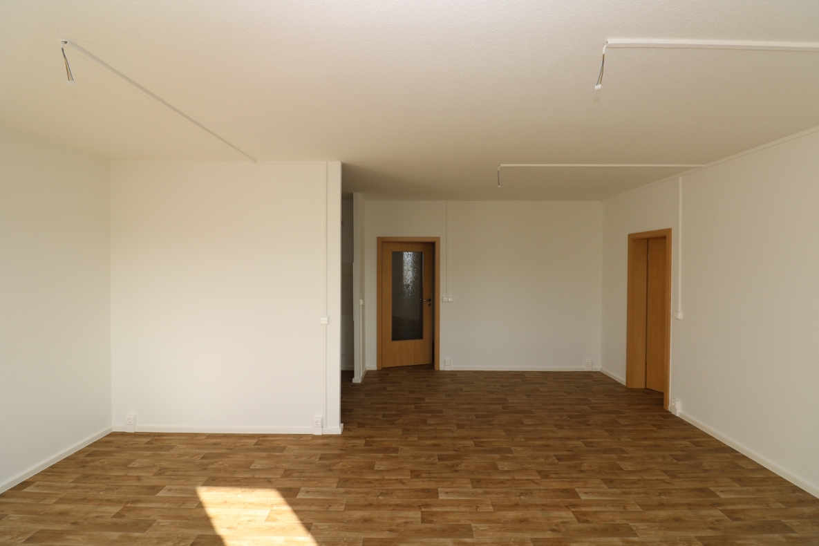 Flugzeuge im Bauch - 4-Raum-Familienwohnung mit Einbauküche und Balkon - Wohnzimmer