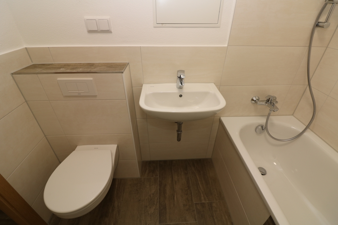 Flugzeuge im Bauch - 4-Raum-Familienwohnung mit Einbauküche und Balkon - Bad mit Wanne