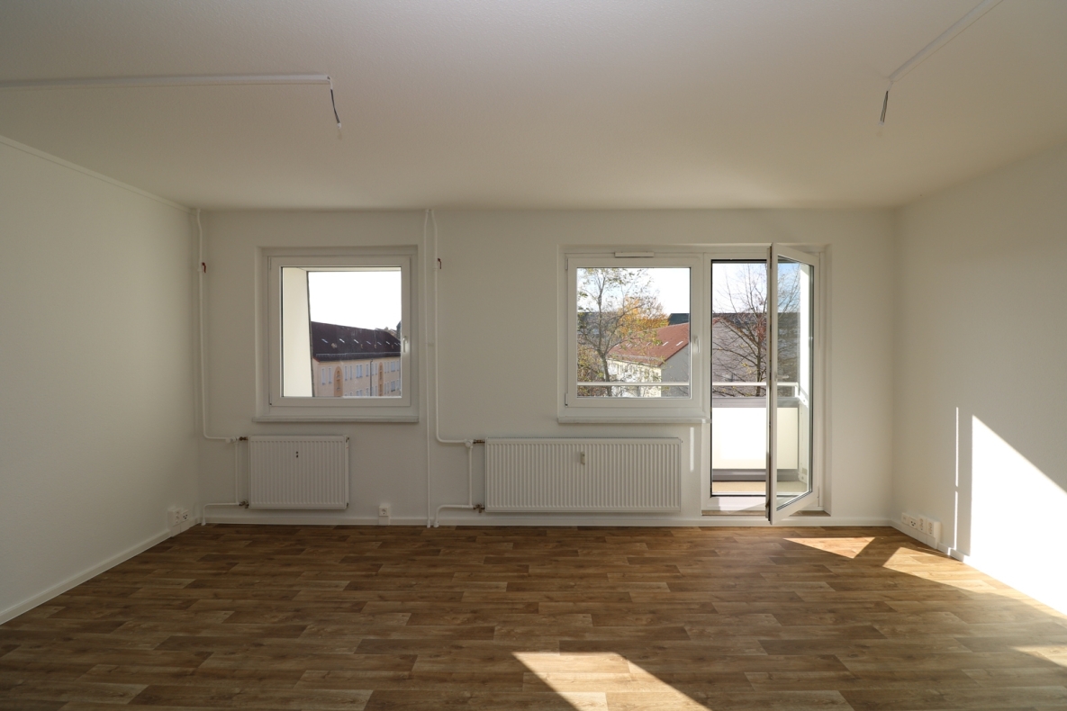 Flugzeuge im Bauch - 4-Raum-Familienwohnung mit Einbauküche und Balkon - Wohnzimmer