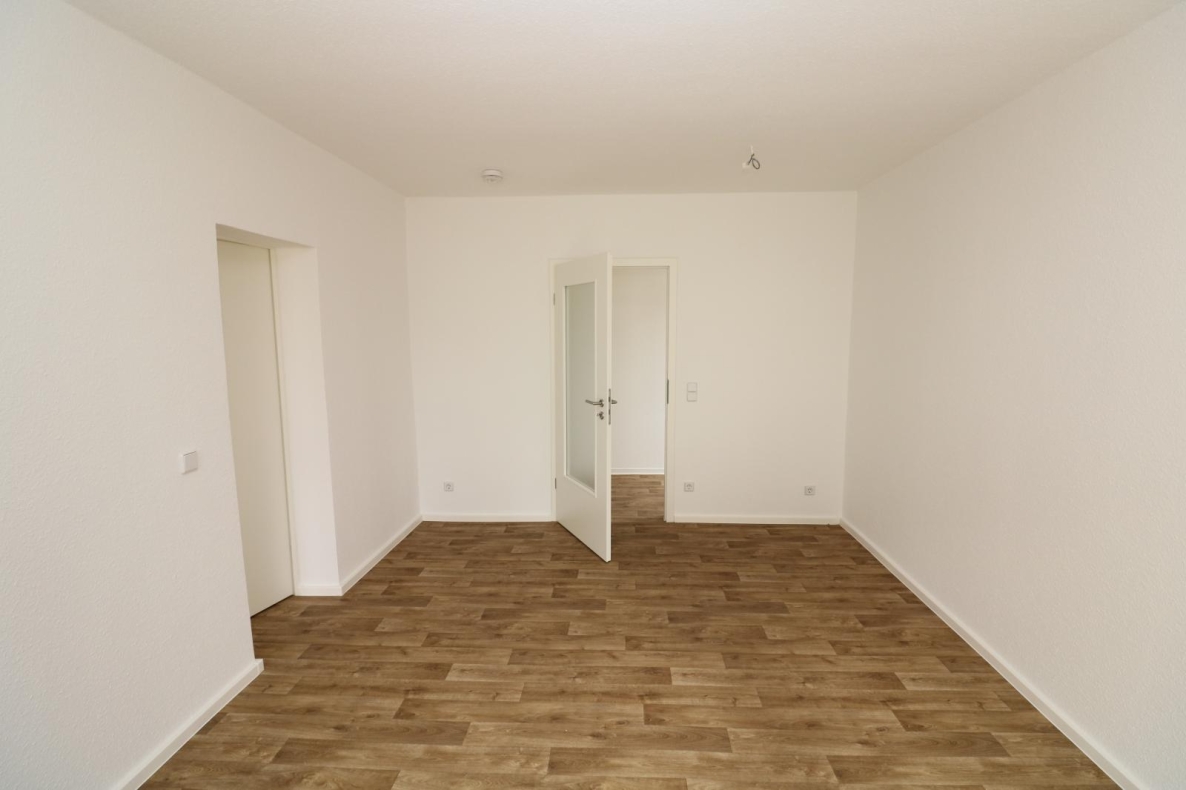 EG-Wohnung mit bodengleicher Dusche u. Balkon...da freuen sich nicht nur die Umzugshelfer! - Wohnzimmer