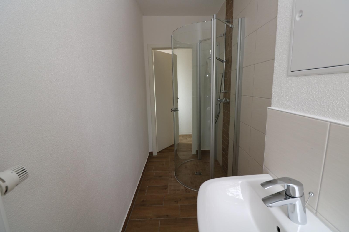 EG-Wohnung mit bodengleicher Dusche u. Balkon...da freuen sich nicht nur die Umzugshelfer! - Bad mit Dusche