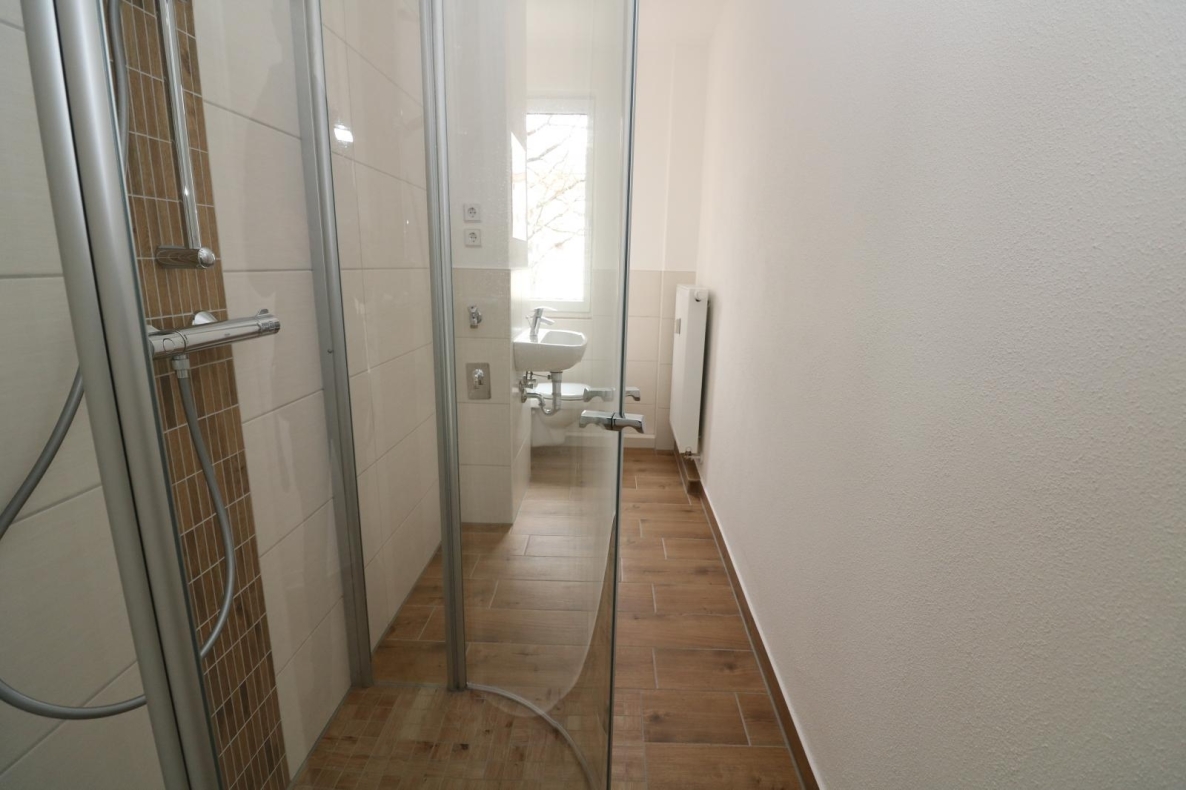 EG-Wohnung mit bodengleicher Dusche u. Balkon...da freuen sich nicht nur die Umzugshelfer! - Bad mit Dusche