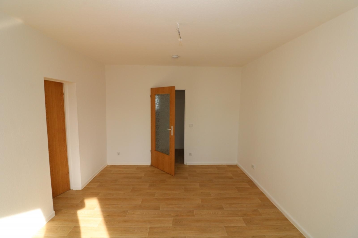 Finde dein Wohnglück - 2RW mit Badewanne und Balkon in ruhiger Lage - Wohnzimmer