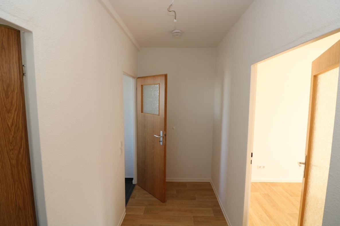 Finde dein Wohnglück - 2RW mit Badewanne und Balkon in ruhiger Lage - Flur