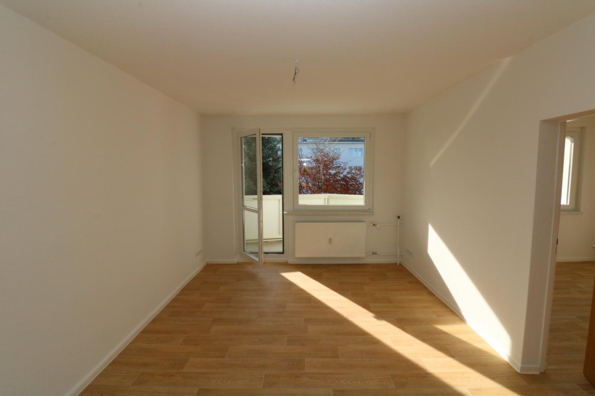 Finde dein Wohnglück - 2RW mit Badewanne und Balkon in ruhiger Lage - Wohnzimmer