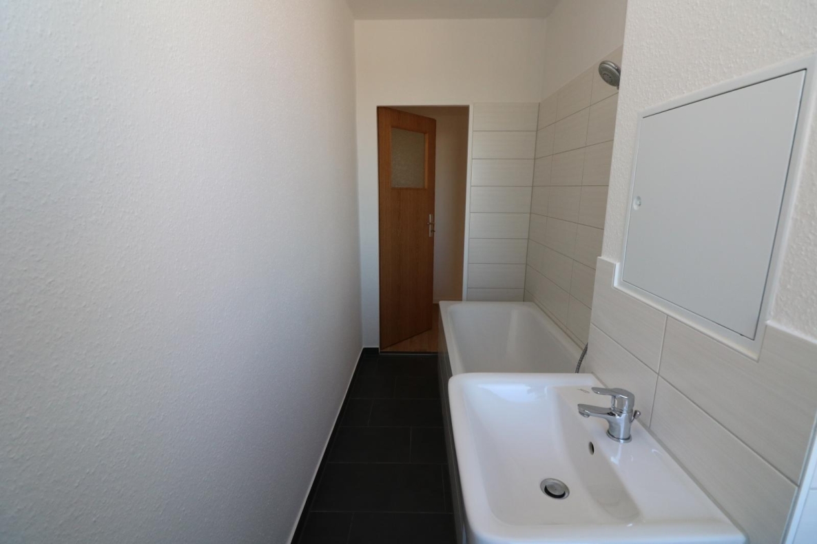 Finde dein Wohnglück - 2RW mit Badewanne und Balkon in ruhiger Lage - Bad mit Wanne