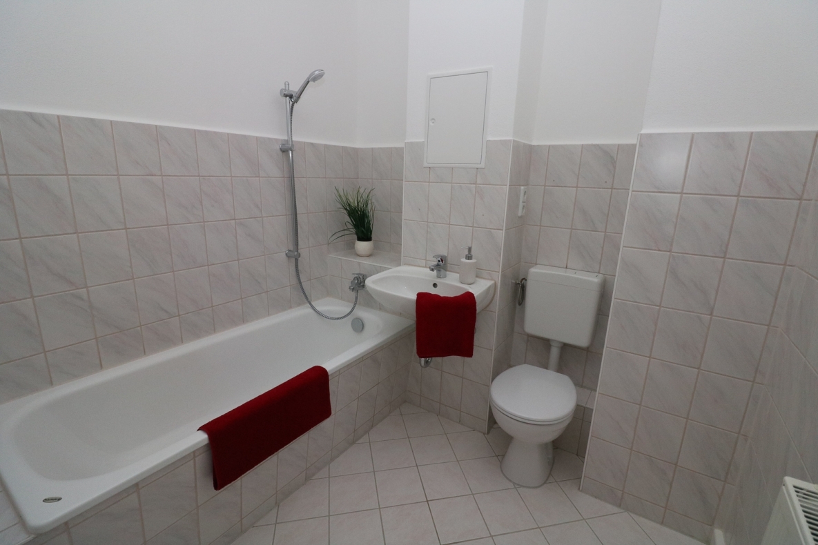 Einziehen und Wohlfühlen - stadtnahe 3RW mit Balkon und Badewanne - Beispiel Bad