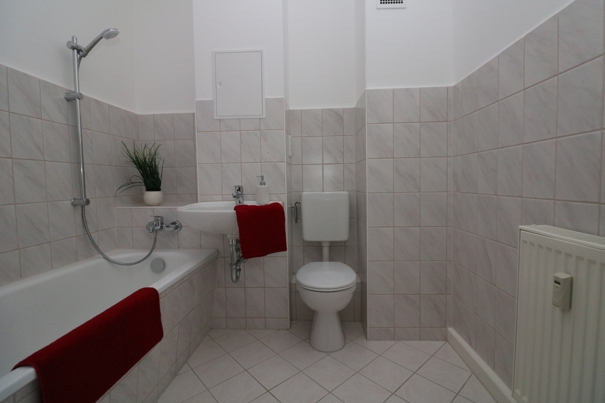 Einziehen und Wohlfühlen - stadtnahe 3RW mit Balkon und Badewanne - Beispiel Bad