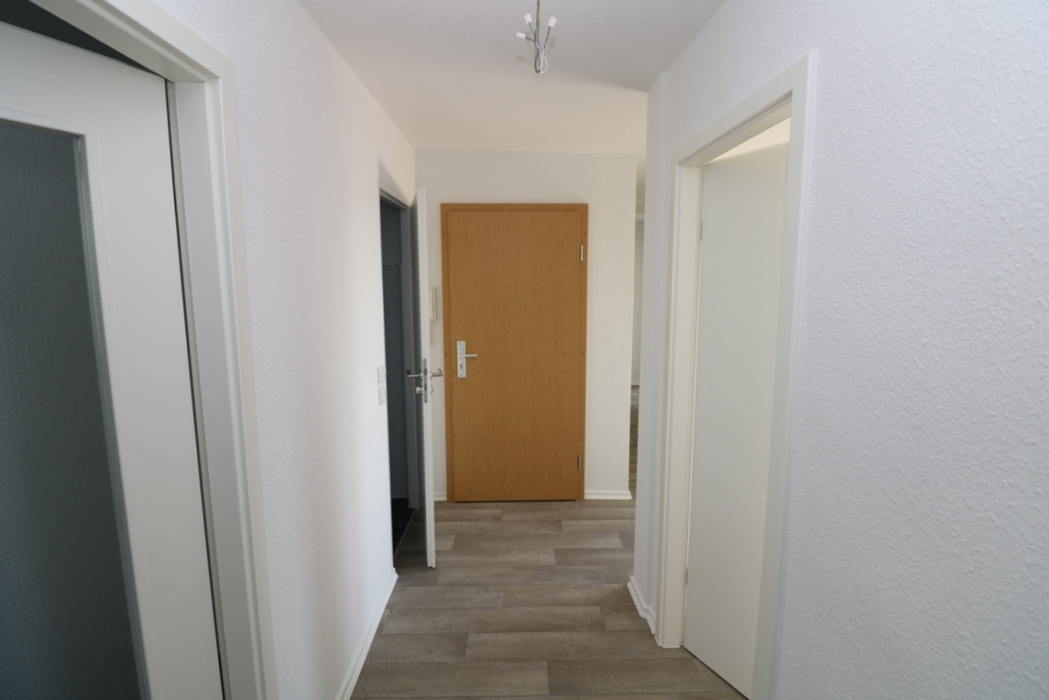 5-Raum-Familientraum mit Wanne, Dusche & 2 Balkonen!!! - Beispiel Flur