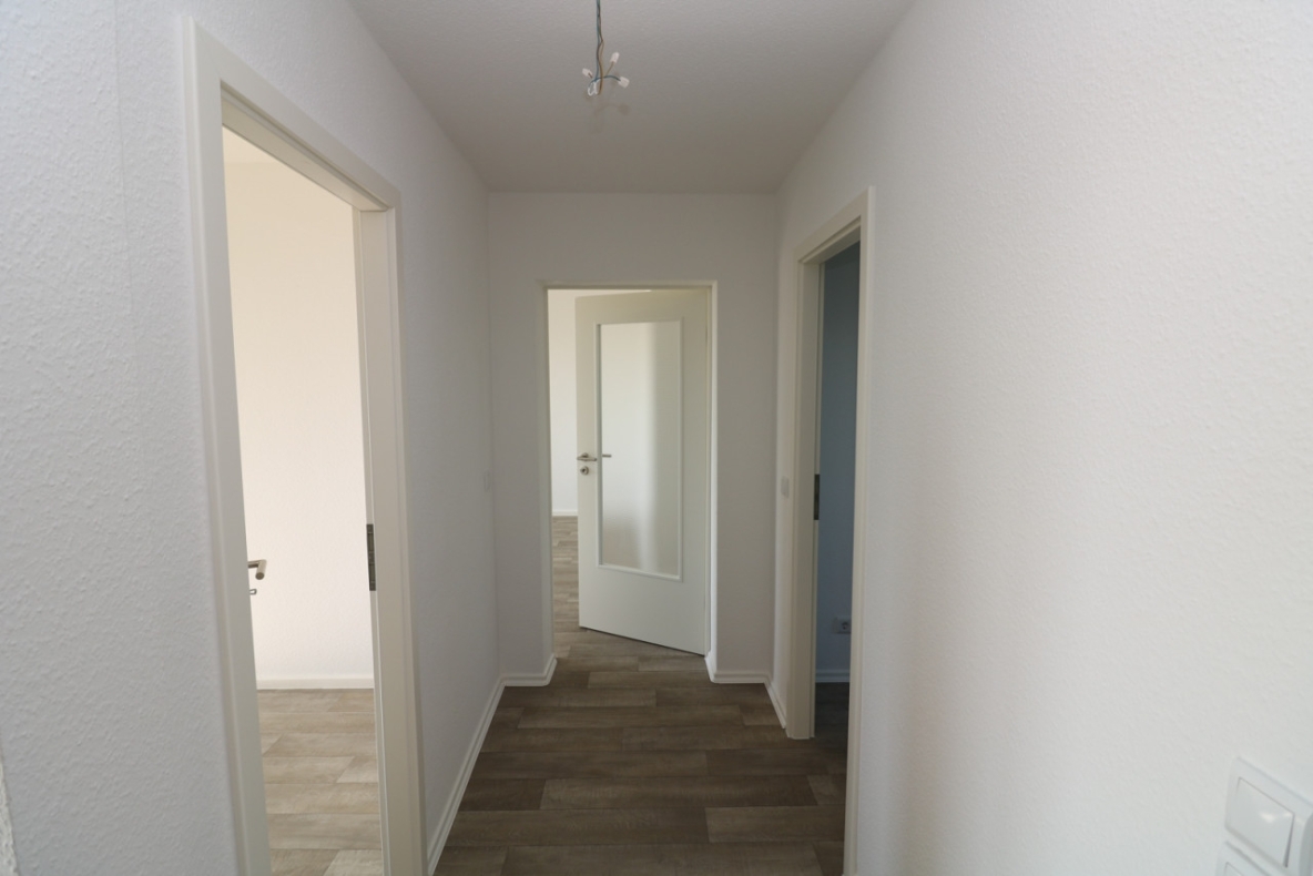 5-Raum-Familientraum mit Wanne, Dusche & 2 Balkonen!!! - Beispiel Flur