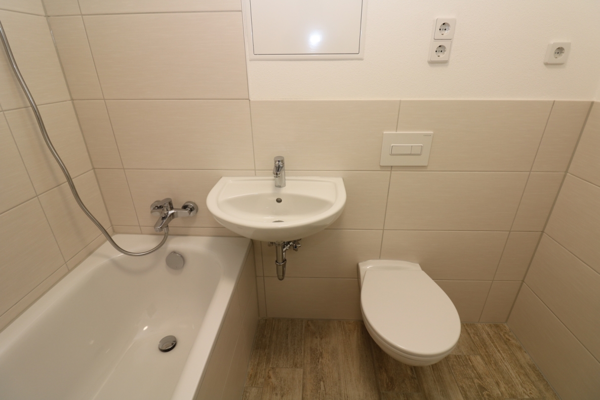 In meiner Badewanne bin ich der Kapitän...neu sanierte 3-RW mit Wanne u. Balkon!!! - Beispiel Bad mit Wanne