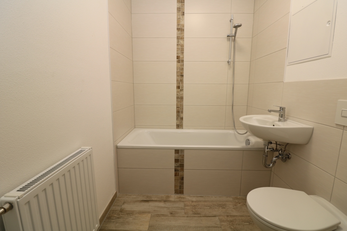 In meiner Badewanne bin ich der Kapitän...neu sanierte 3-RW mit Wanne u. Balkon!!! - Beispiel Bad mit Wanne